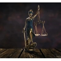 مجسم ميزان العدالة
